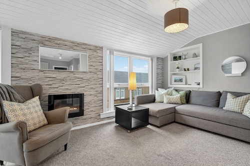 Coastal Charm: Modern Retreat by Seafront