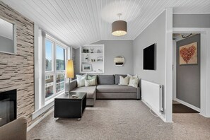 TV - Coastal Charm: Modern Retreat by Seafront (Largs)