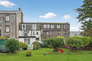 Exterior - Coastal Charm: Modern Retreat by Seafront (Largs)