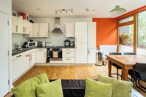 Fridge, microwave, oven, stovetop - Central London Gem: Modern 1BD with Balcony (London)
