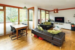 TV - Central London Gem: Modern 1BD with Balcony (London)