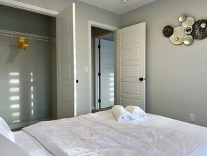 3 عدّة غرف نوم ومكتب وواي فاي مجانًا وملاءات أسرّة