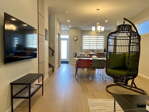 Atya’s Blue Nest – 3BR Family Retreat in Seton | A/C, Office, Smart TVs, Parking