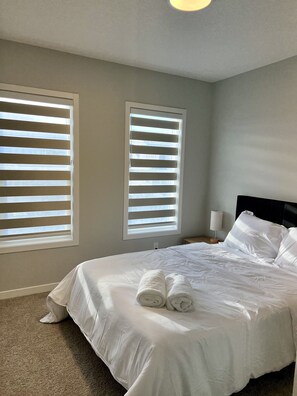 3 bedrooms, desk, free WiFi, bed sheets - Modern 3BR | Bonus Room | Office | A/C, Smart TVs, Parking (Calgary)