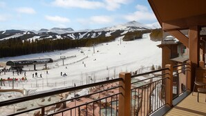 Une station de ski dotée d'un télésiège, de pistes de ski et offrant une vue imprenable sur les montagnes.