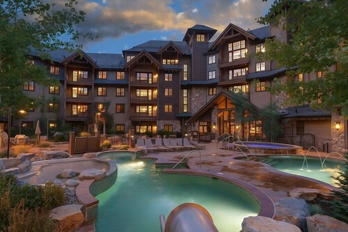 Peak 7 Mountain Retreat – Luxury & SKI in/out, Family Friendly w/ Private Suites