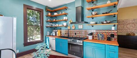 ثلاجة، ميكروويف، موقد طهي مسطح، غسالة أطباق