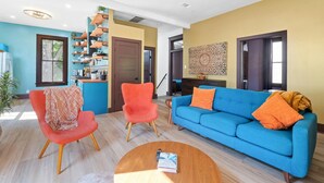 Smart TV, lareira, livros, biblioteca musical