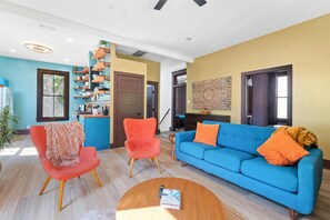 Smart TV, fireplace, books, music library - French Manor ❤️ Walk to Capitol & Downtown (Austin)