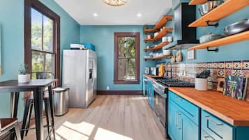 Réfrigérateur, micro-ondes, plaque de cuisson, lave-vaisselle