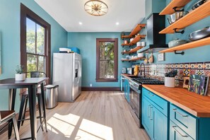 Fridge, microwave, stovetop, dishwasher - French Manor ❤️ Walk to Capitol & Downtown (Austin)