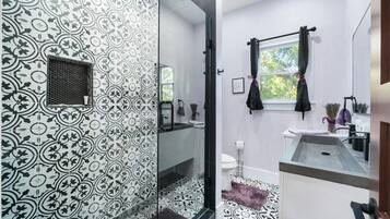 Regadera, secadora de cabello, toallas