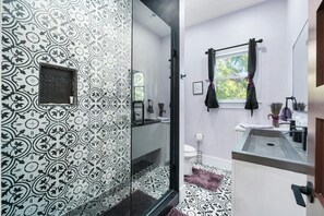 Shower, hair dryer, towels