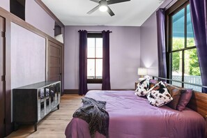 2 bedrooms, desk, iron/ironing board, travel crib - Historic French-Inspired Family Home ❤️ Free Parking • Near Capitol & Downtown (Austin)