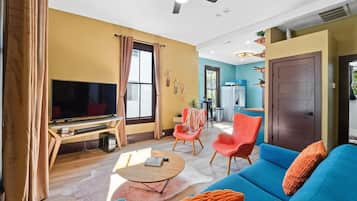 Smart TV, fireplace, books, music library