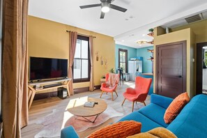 Smart TV, fireplace, books, music library - French Manor ❤️ Walk to Capitol & Downtown (Austin)