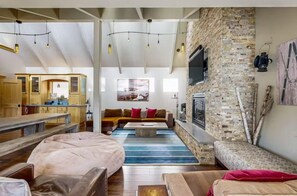 Smart TV, chimenea, libros y monitor de computadora