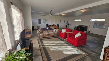 Smart-TV, DVD-Player, Tischfußball