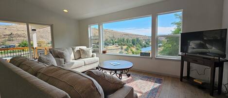 Een smart-tv, een dvd-speler en tafelvoetbal