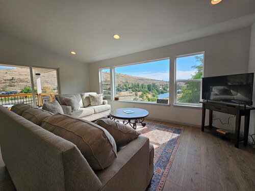 Gorgeous River View Home on Lower Deschutes River