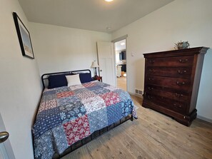 2 عدّة غرف نوم وواي فاي مجانًا وملاءات أسرّة