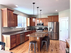 Four à micro-ondes, un four, surface de cuisson, lave-vaisselle