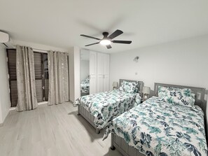 2 chambres, coffres-forts dans les chambres, fer et planche à repasser