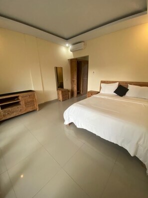 Desk, laptop workspace, free WiFi - Lotus Canggu (Canggu)