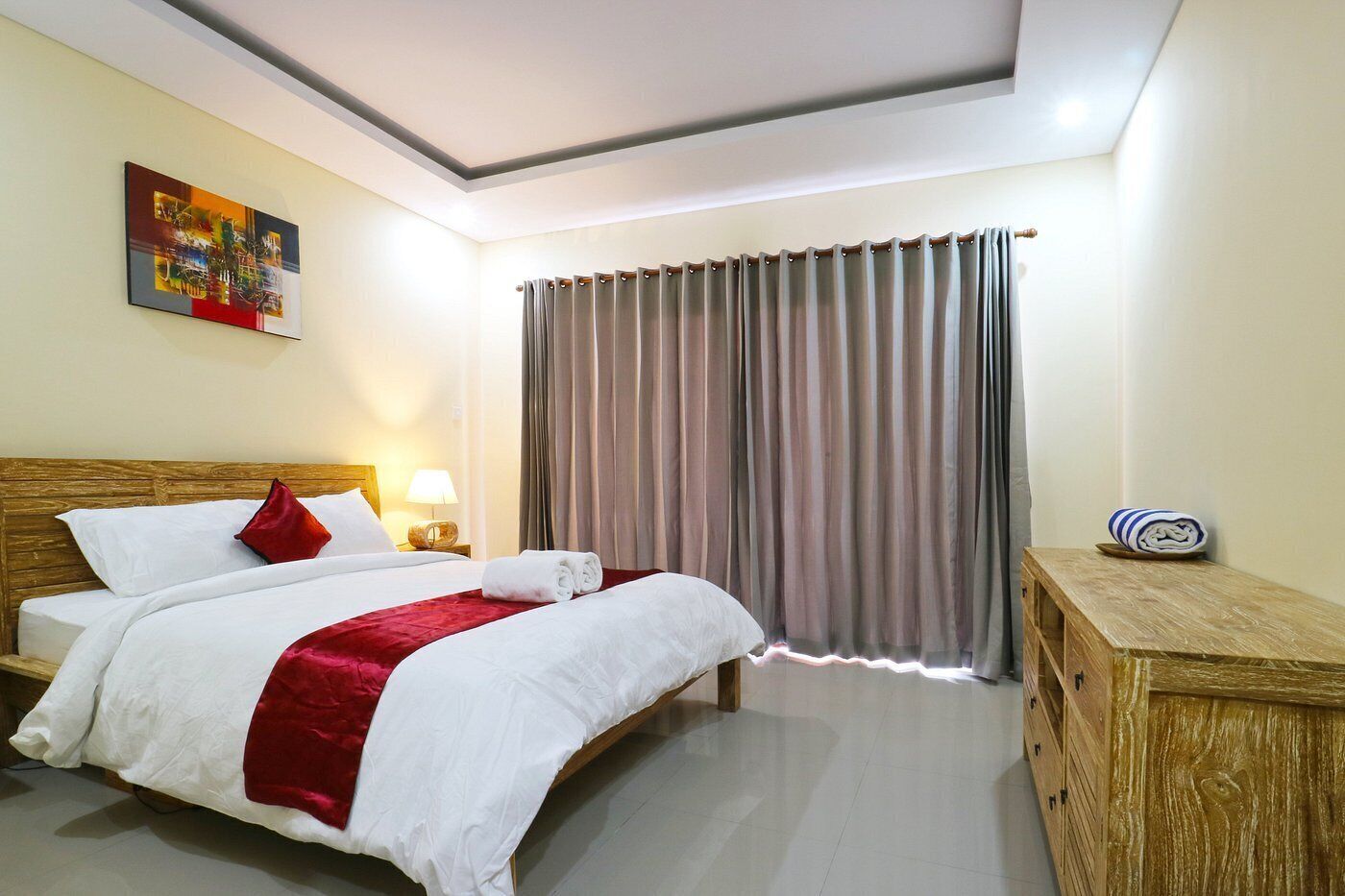 Phòng đôi hoặc 2 giường đơn Deluxe, quang cảnh hồ bơi | Bàn, khu vực làm việc phù hợp cho laptop 