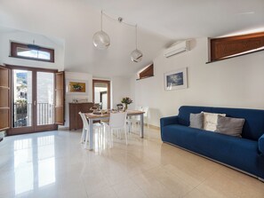 Appartement Confort, vue ville | Coin séjour | TV connectée de 46 pouces avec chaînes numériques