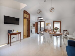 Appartement Confort, vue ville | Coin séjour | TV connectée de 46 pouces avec chaînes numériques