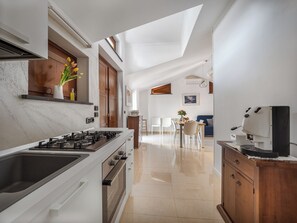 Comfort-Apartment, Stadtblick | Eigene Küche | Kühlschrank, Mikrowelle, Ofen, Herdplatte