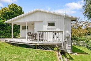 Outdoor dining - The Beach Cottage - Tairua (Tairua)
