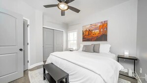 3 bedrooms, desk, iron/ironing board, WiFi (free) - Uptown Vibe, Downtown Location - Sleeps 6 (Indianapolis)
