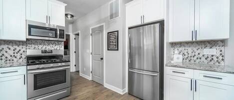 Refrigerador, microondas, horno, placa de cocina