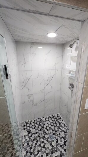 Shower, hair dryer, towels, soap - 2 Bdrm Haven in Mt. Vernon (Mount Vernon)