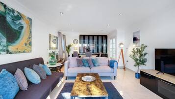 Family House | Free WiFi, bed sheets