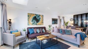 Family House | Free WiFi, bed sheets