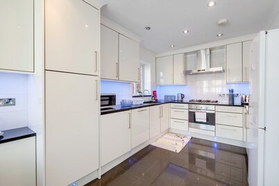 Isher 3 Bedroom 2 Bath Hse with Parking