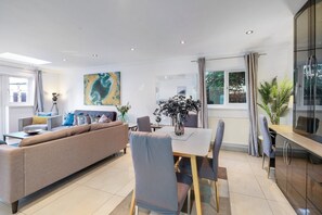 Family House | Dining room - Isher 3 Bedroom 2 Bath Hse with Parking (Uxbridge)