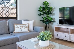 TV - Lakeside Escape | Waterfront Stay near Burleigh (Varsity Lakes)