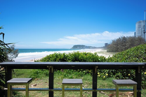Lakeside Escape | Waterfront Stay near Burleigh