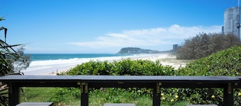Lakeside Escape | Waterfront Stay near Burleigh