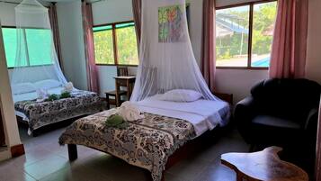 Classic-værelse til 4 personer - udsigt til flod | Skrivebord, gratis Wi-Fi