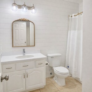 مجففات شعر، مناشف، صابون، ورق حمّام