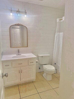 Hårføner, håndklær, såpe og toalettpapir