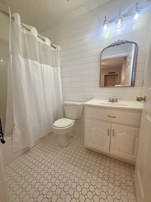 Haartrockner, Handtücher, Seife, Toilettenpapier