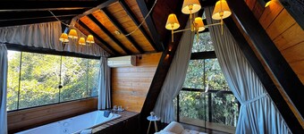 Chalet with bathtub, hill view, and pet-friendly.