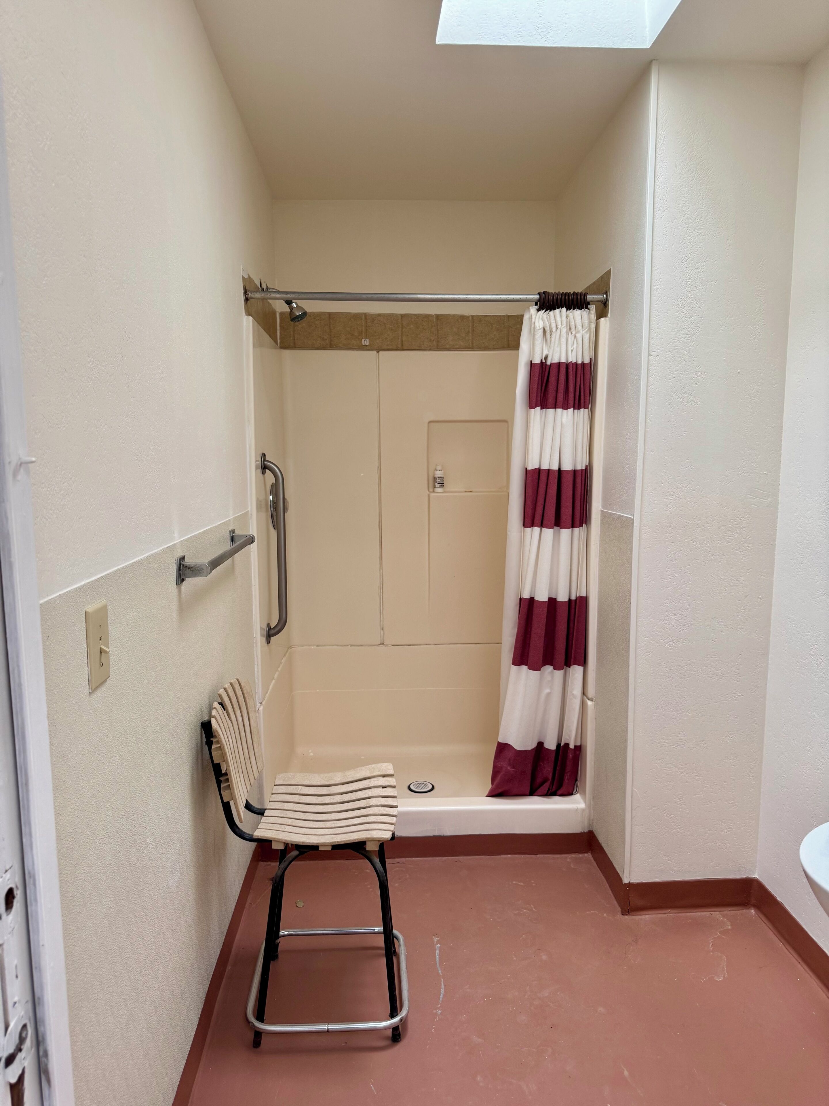 Regadera, toallas, jabón, papel de baño 