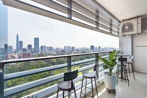 Suite familiar, 3 habitaciones, con acceso al salón lounge del club, vista a la ciudad | Sábanas de algodón egipcio, ropa de cama de alta calidad y edredón 